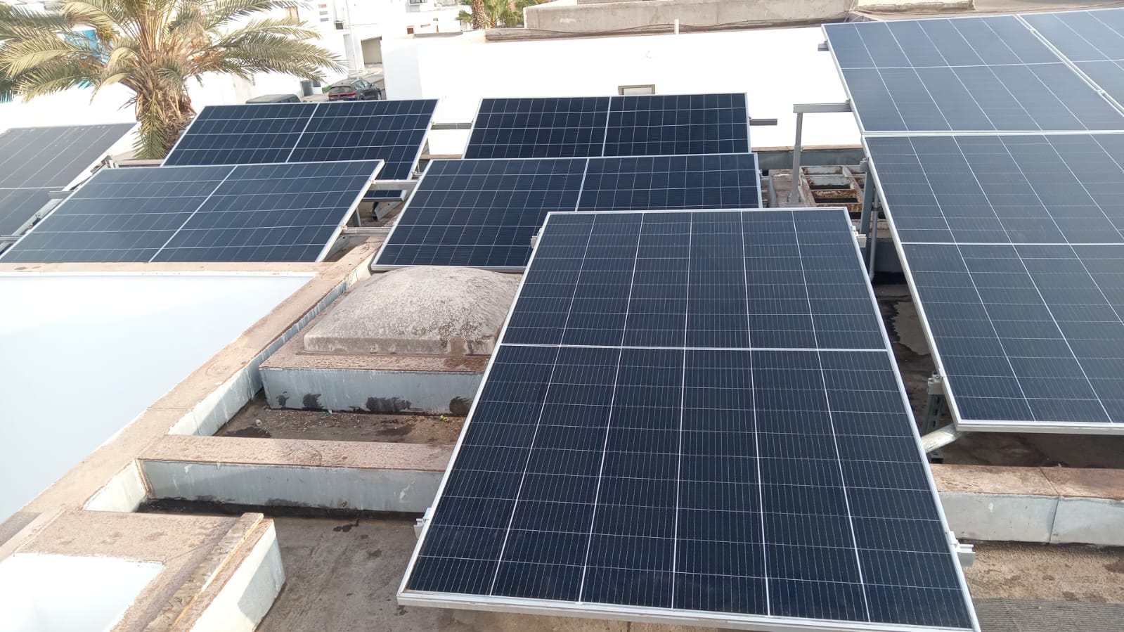 Conjunto de paneles solares fotovoltaicos en edificio